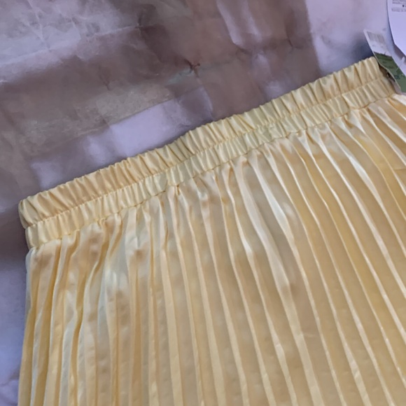 Yellow flowy pleated skirt with lightweight lining - Picture 2 of 7